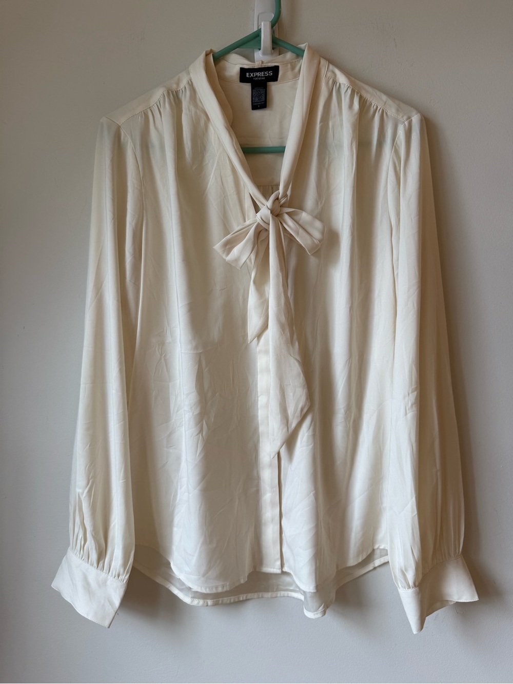 Express Portofino Cream Tie-Neck Long Sleeve Blouse dressy career relaxed fit M